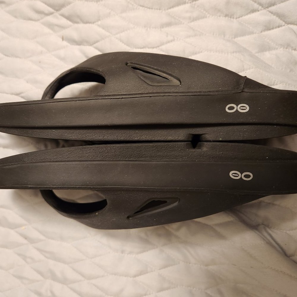 Oofos flip flops size 13